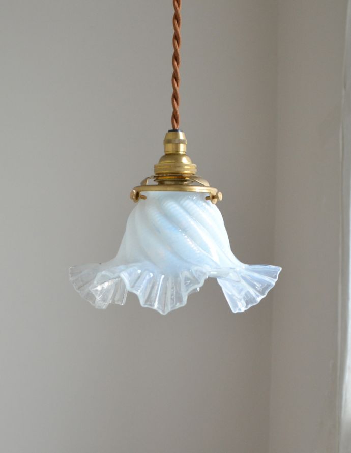 ペンダントライト　照明・ライティング　フランスで見つけた、フリルが美しいオパールセントランプシェード （コード・シャンデリア電球・ギャラリーA付き）。アンティークのみ見ることの出来る輝きを、ぜひお家で楽しんで下さいね。(x-702-z)