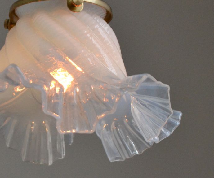 ペンダントライト　照明・ライティング　フランスで見つけた、フリルが美しいオパールセントランプシェード （コード・シャンデリア電球・ギャラリーA付き）。シェードから漏れる光に癒されます。(x-702-z)