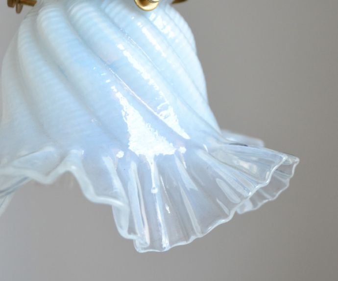 ペンダントライト　照明・ライティング　フランスで見つけた、フリルが美しいオパールセントランプシェード （コード・シャンデリア電球・ギャラリーA付き）。シェードは、アンティークのため、誤差があったり、キズ、汚れが入っている場合もあります。(x-702-z)