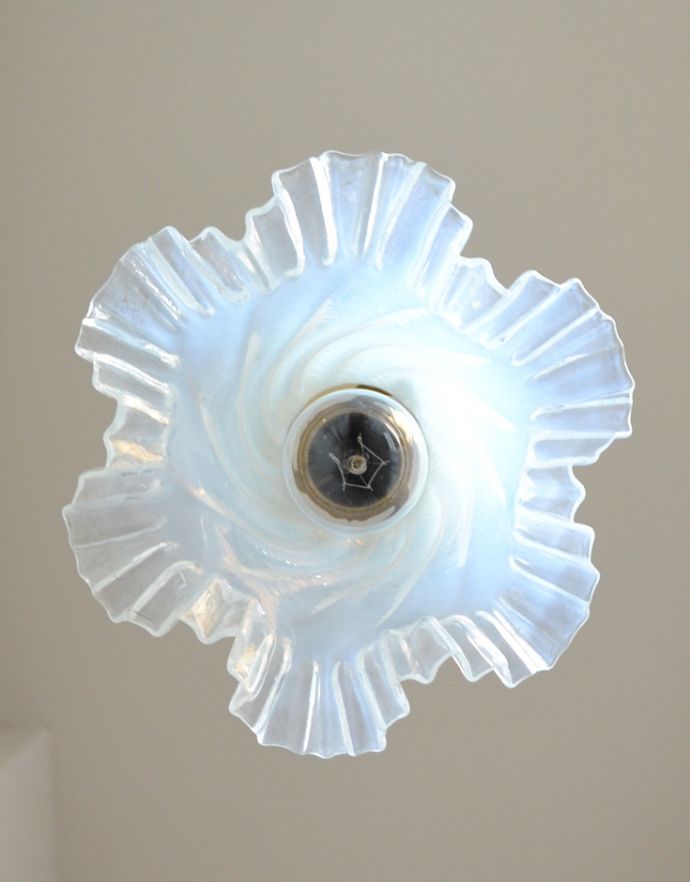 ペンダントライト　照明・ライティング　フランスで見つけた、フリルが美しいオパールセントランプシェード （コード・シャンデリア電球・ギャラリーA付き）。下から見るとこんな感じです。(x-702-z)