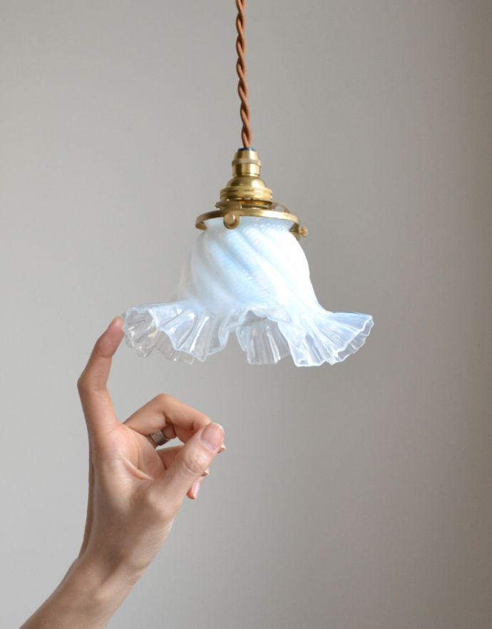 ペンダントライト　照明・ライティング　フランスで見つけた、フリルが美しいオパールセントランプシェード （コード・シャンデリア電球・ギャラリーA付き）。アンティークのガラスは、光を通すとなんとも言えないステキな雰囲気でお部屋を照らしてくれます。(x-702-z)