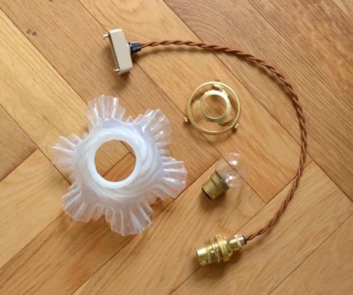 ペンダントライト　照明・ライティング　フランスで見つけた、フリルが美しいオパールセントランプシェード （コード・シャンデリア電球・ギャラリーA付き）。ガラスシェード、コード、電球1個、ギャラリーを全てセットでお届けするので、届いてすぐに取り付けられます。(x-702-z)