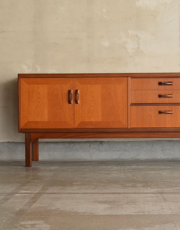 G-PLAN(Gプラン)　アンティーク家具　ヴィンテージの北欧家具、TVボードになるイギリスのG-PLANのサイドボード。中央は引き出し。(x-703-f)