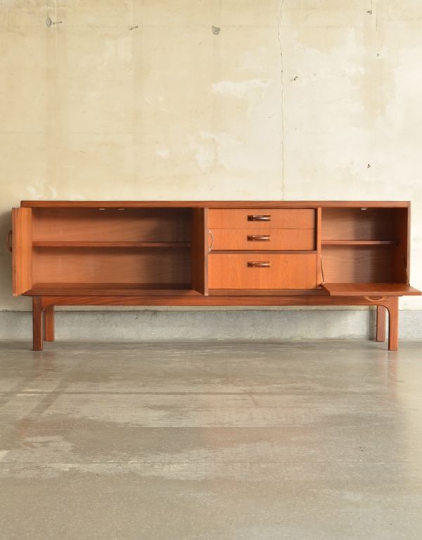 G-PLAN(Gプラン)　アンティーク家具　ヴィンテージの北欧家具、TVボードになるイギリスのG-PLANのサイドボード。ＤＶＤや本、漫画などをまとめて片付けられます。(x-703-f)