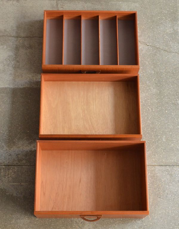 G-PLAN(Gプラン)　アンティーク家具　ヴィンテージの北欧家具、TVボードになるイギリスのG-PLANのサイドボード。引き出しは全部で３杯。(x-703-f)