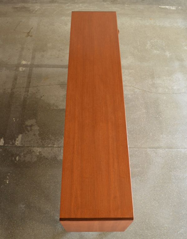 G-PLAN(Gプラン)　アンティーク家具　ヴィンテージの北欧家具、TVボードになるイギリスのG-PLANのサイドボード。天板もキレイに塗装を仕上げました。(x-703-f)