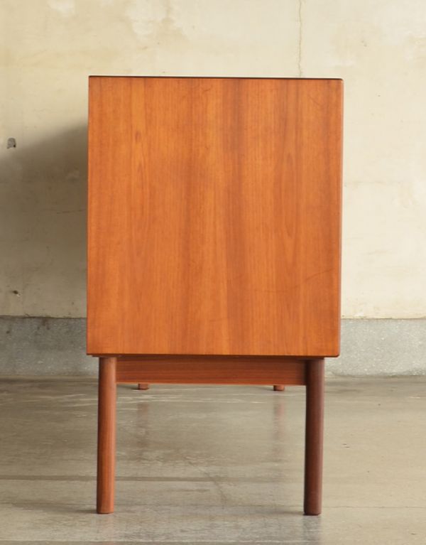 G-PLAN(Gプラン)　アンティーク家具　ヴィンテージの北欧家具、TVボードになるイギリスのG-PLANのサイドボード。サイドから見てもキレイな状態です。(x-703-f)