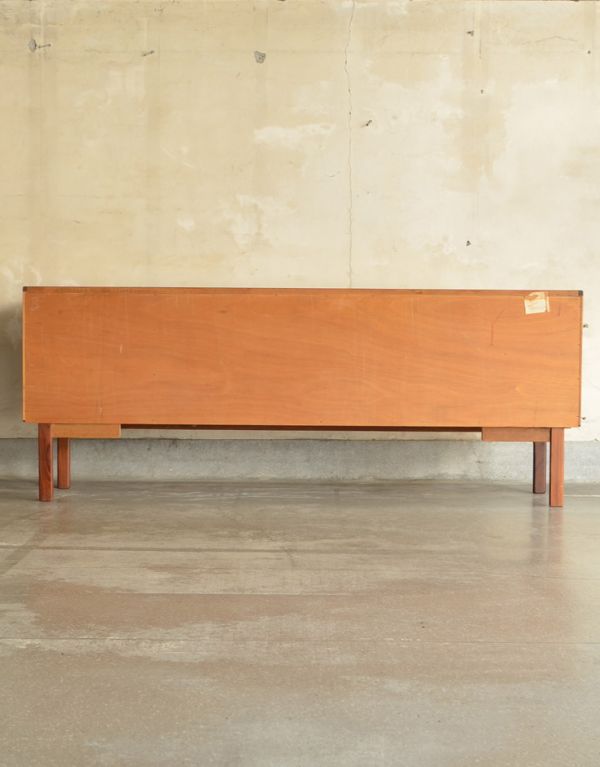 G-PLAN(Gプラン)　アンティーク家具　ヴィンテージの北欧家具、TVボードになるイギリスのG-PLANのサイドボード。裏側もキチンと仕上げているので、キレイな状態です。(x-703-f)