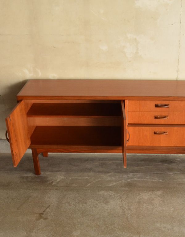 G-PLAN(Gプラン)　アンティーク家具　ヴィンテージの北欧家具、TVボードになるイギリスのG-PLANのサイドボード。重いものや見せたくないものは扉の奥に収納しましょう。(x-703-f)