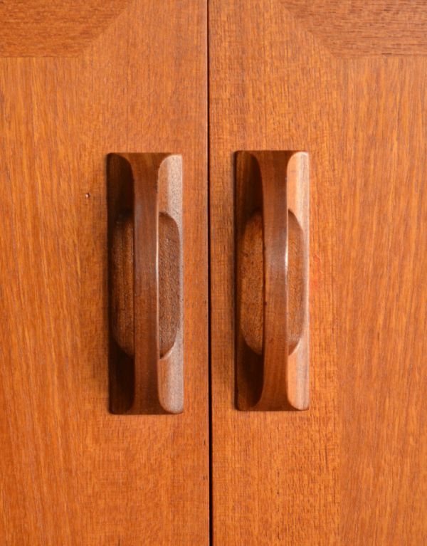 G-PLAN(Gプラン)　アンティーク家具　ヴィンテージの北欧家具、TVボードになるイギリスのG-PLANのサイドボード。シンプルでカッコいい取っ手も北欧家具っぽいデザインが素敵。(x-703-f)