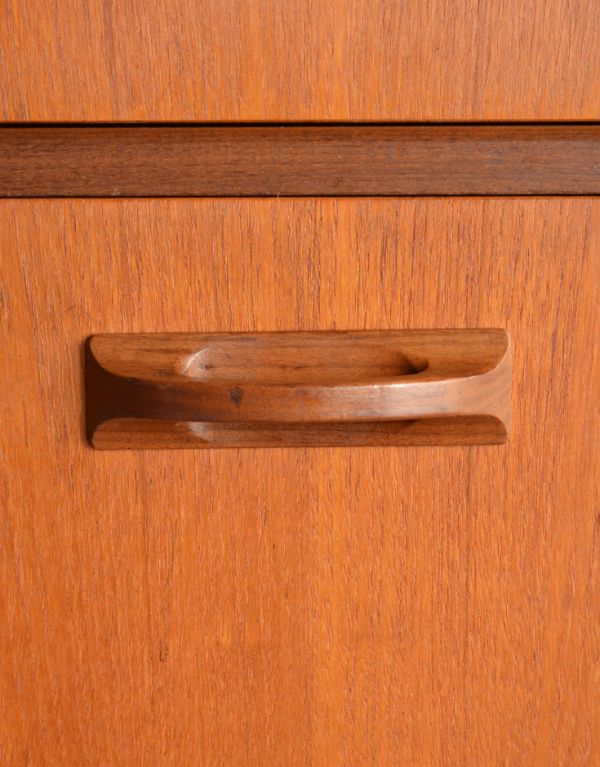 G-PLAN(Gプラン)　アンティーク家具　ヴィンテージの北欧家具、TVボードになるイギリスのG-PLANのサイドボード。引き出しの取っ手も握りやすい形です。(x-703-f)