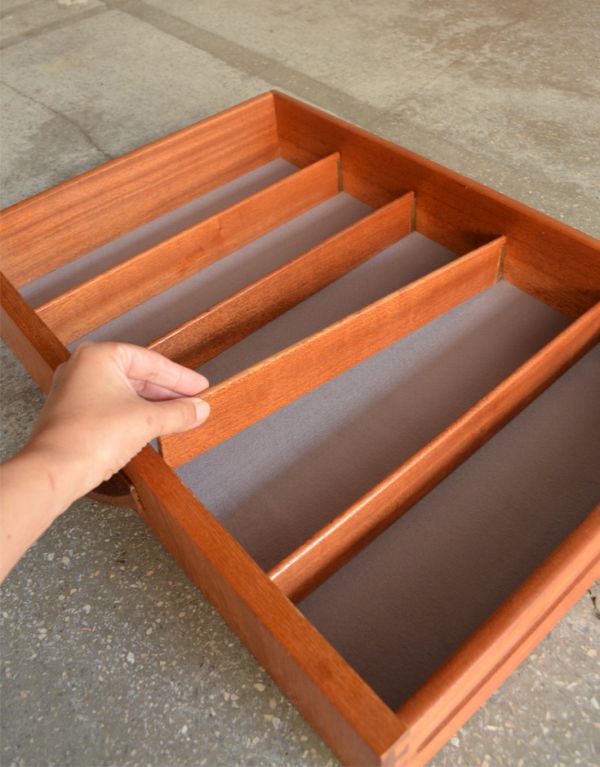 G-PLAN(Gプラン)　アンティーク家具　ヴィンテージの北欧家具、TVボードになるイギリスのG-PLANのサイドボード。引き出しの最上段はフェルトが張ってあるので、アクセサリーなどそのまま入れられます。(x-703-f)