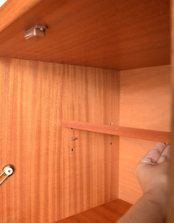 G-PLAN(Gプラン)　アンティーク家具　ヴィンテージの北欧家具、TVボードになるイギリスのG-PLANのサイドボード。右扉内は、棚板が可動します。(x-703-f)