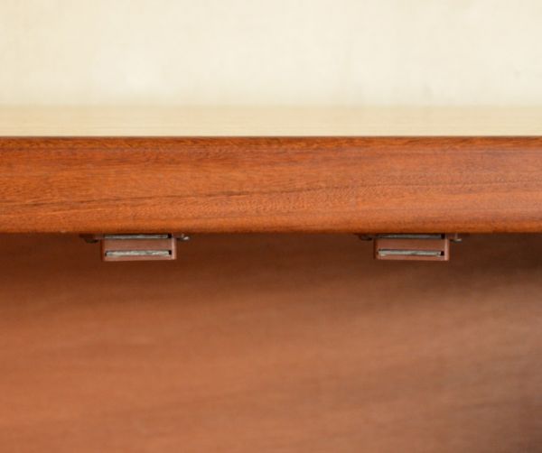 G-PLAN(Gプラン)　アンティーク家具　ヴィンテージの北欧家具、TVボードになるイギリスのG-PLANのサイドボード。扉の開け閉めがしやすいよう、マグネットを取り付けてあります。(x-703-f)