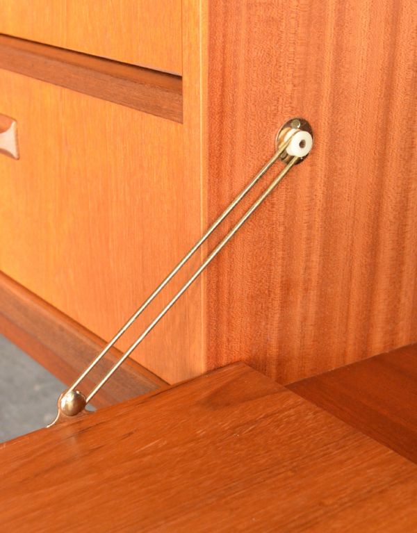 G-PLAN(Gプラン)　アンティーク家具　ヴィンテージの北欧家具、TVボードになるイギリスのG-PLANのサイドボード。しっかりとステーで固定されていますのでご安心ください。(x-703-f)