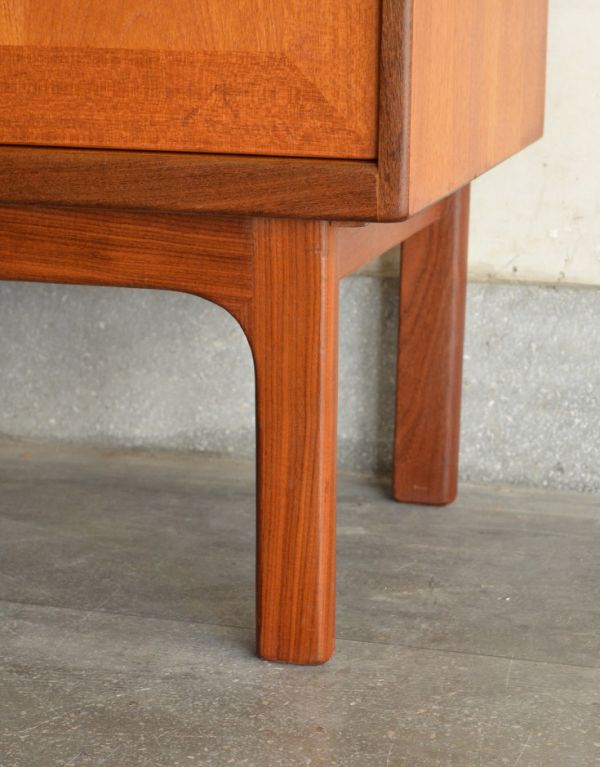 G-PLAN(Gプラン)　アンティーク家具　ヴィンテージの北欧家具、TVボードになるイギリスのG-PLANのサイドボード。きちんと支えます。(x-703-f)