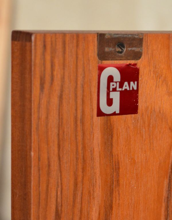 G-PLAN(Gプラン)　アンティーク家具　ヴィンテージの北欧家具、TVボードになるイギリスのG-PLANのサイドボード。扉の内側に「G-PLAN」のロゴステッカーが付いていました。(x-703-f)