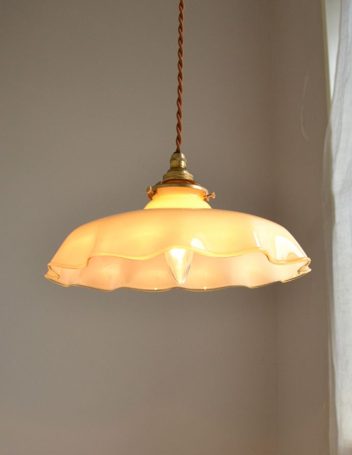 ペンダントライト　照明・ライティング　フランスアンティーク、色つきガラスのペンダントライト（コード・シャンデリア電球・ギャラリーA付き）。あたたかい光がお部屋を包み込みます。(x-703-z)