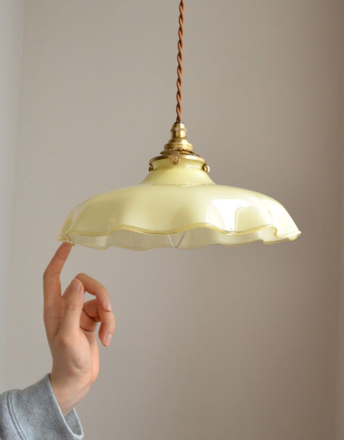 ペンダントライト　照明・ライティング　フランスアンティーク、色つきガラスのペンダントライト（コード・シャンデリア電球・ギャラリーA付き）。アンティークのガラスは、光を通すとなんとも言えないステキな雰囲気でお部屋を照らしてくれます。(x-703-z)