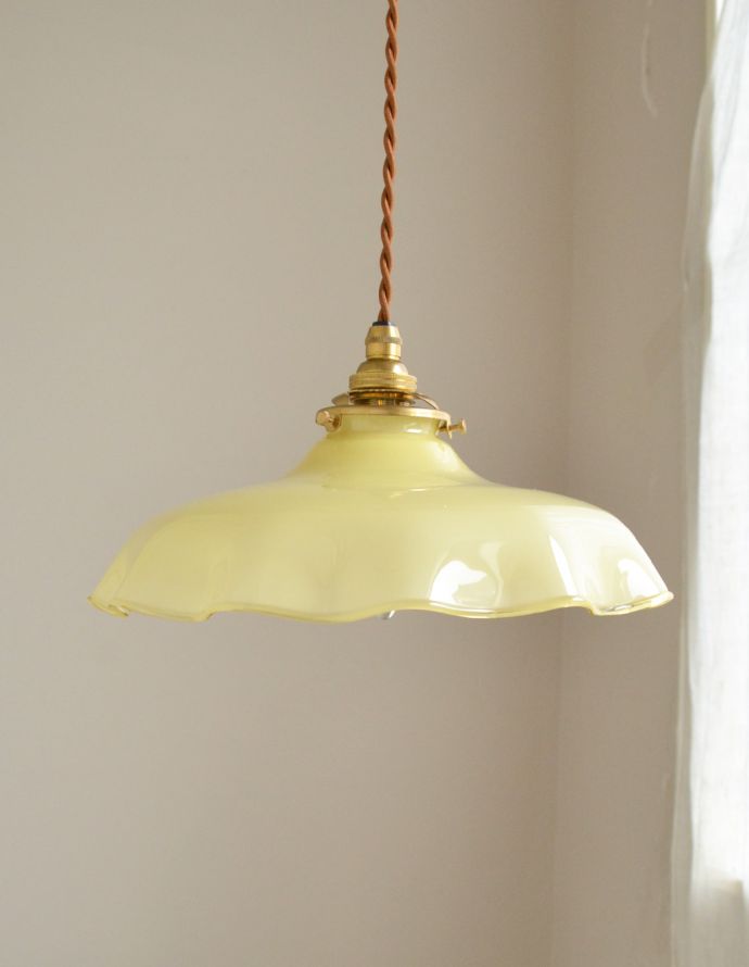 ペンダントライト　照明・ライティング　フランスアンティーク、色つきガラスのペンダントライト（コード・シャンデリア電球・ギャラリーA付き）。【 シェードのサイズ 】直径27×高さ8.5cmコードは50、80cm以外にも、ご希望の長さで加工してお届けします。(x-703-z)