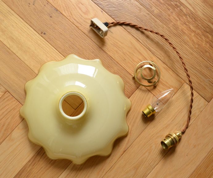 ペンダントライト　照明・ライティング　フランスアンティーク、色つきガラスのペンダントライト（コード・シャンデリア電球・ギャラリーA付き）。ガラスシェード、コード、電球1個、ギャラリーを全てセットでお届けするので、届いてすぐに取り付けられます。(x-703-z)