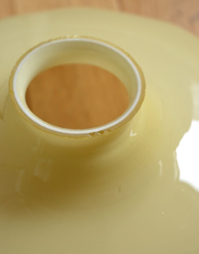 ペンダントライト　照明・ライティング　フランスアンティーク、色つきガラスのペンダントライト（コード・シャンデリア電球・ギャラリーA付き）。アンティークは新品ではないので、経年変化によるキズはありますが、専門の職人によって目立たないようにキレイにお直しをしています。(x-703-z)