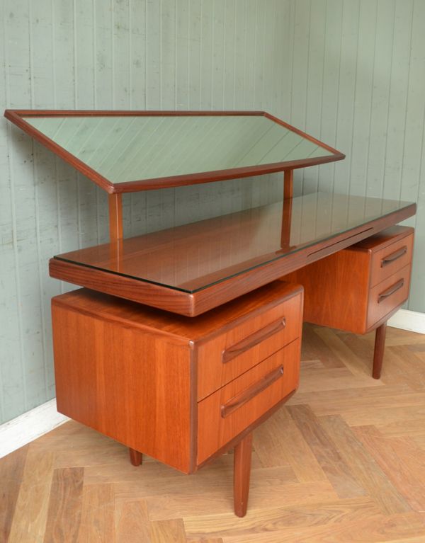 G-PLAN(Gプラン) アンティーク家具 北欧デザインG-PLANのヴィンテージ家具、フレスコシリーズのドレッサー。ミラーは簡単に動かせます。(x-704-f)