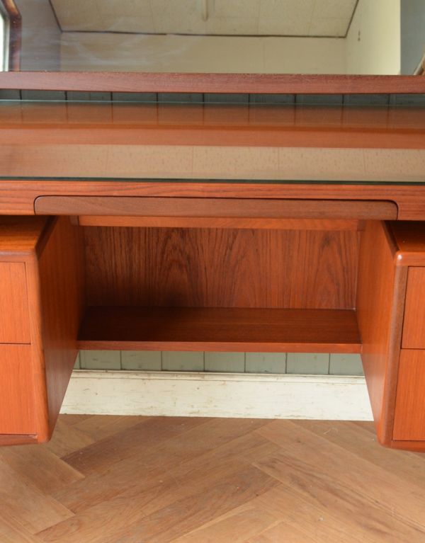 G-PLAN(Gプラン) アンティーク家具 北欧デザインG-PLANのヴィンテージ家具、フレスコシリーズのドレッサー。イスをしまえる中央の奥にはちょっとした収納スペースがあります。(x-704-f)