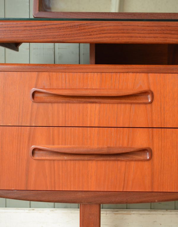 G-PLAN(Gプラン) アンティーク家具 北欧デザインG-PLANのヴィンテージ家具、フレスコシリーズのドレッサー。G-planのフレスコシリーズの特徴がこの巻貝のような取っ手。(x-704-f)