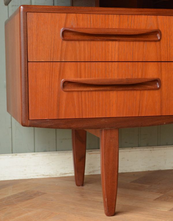 G-PLAN(Gプラン) アンティーク家具 北欧デザインG-PLANのヴィンテージ家具、フレスコシリーズのドレッサー。脚はすっきりしたデザインです。(x-704-f)