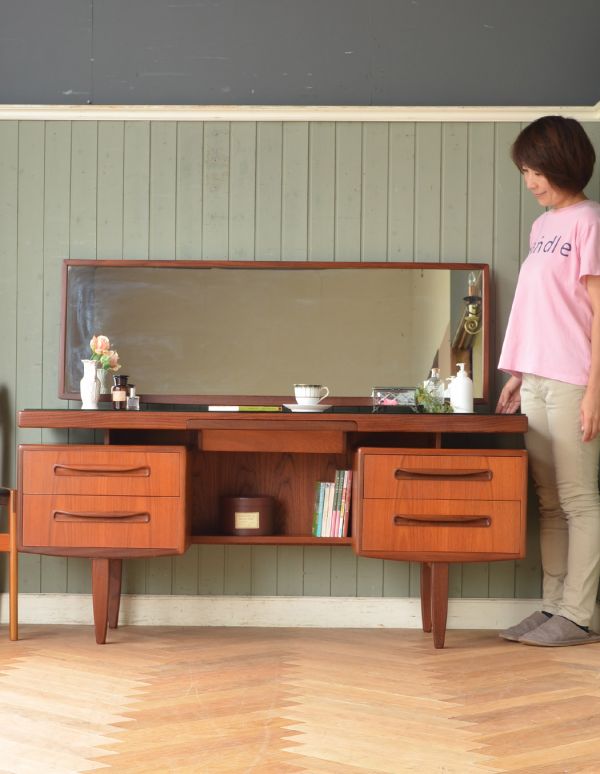 G-PLAN(Gプラン) アンティーク家具 北欧デザインG-PLANのヴィンテージ家具、フレスコシリーズのドレッサー。大きなミラーが特徴のアンティークドレッサー。(x-704-f)