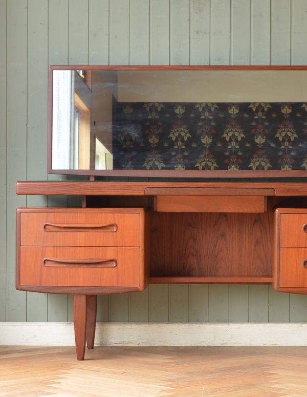 G-PLAN(Gプラン) アンティーク家具 北欧デザインG-PLANのヴィンテージ家具、フレスコシリーズのドレッサー。ドレッサーとしてだけでなく、パソコンなどを置いてちょっとした作業スペースにもなります。(x-704-f)