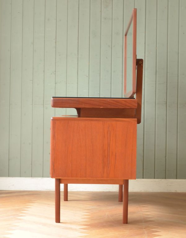 G-PLAN(Gプラン) アンティーク家具 北欧デザインG-PLANのヴィンテージ家具、フレスコシリーズのドレッサー。サイドから見てもキレイな状態です。(x-704-f)