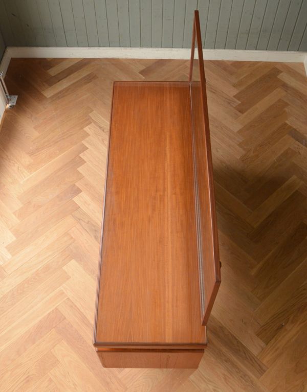 G-PLAN(Gプラン) アンティーク家具 北欧デザインG-PLANのヴィンテージ家具、フレスコシリーズのドレッサー。天板もキレイに塗装を仕上げました。(x-704-f)