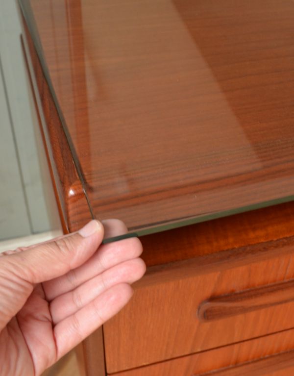 G-PLAN(Gプラン) アンティーク家具 北欧デザインG-PLANのヴィンテージ家具、フレスコシリーズのドレッサー。ガラス板は取り外しが出来ます。(x-704-f)