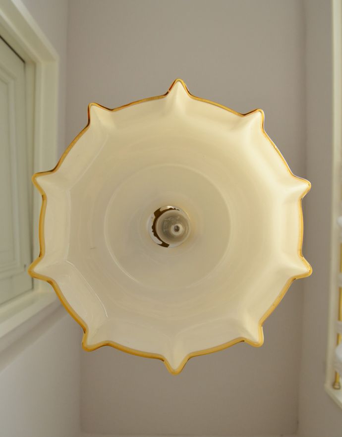 ペンダントライト 照明・ライティング フランスアンティーク照明、色つきガラスのペンダントライト(コード・シャンデリア電球・ギャラリーA付き)。下から見るとこんな感じです。(x-704-z)