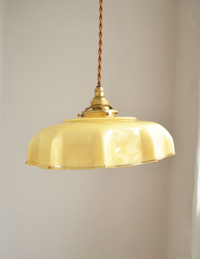 ペンダントライト 照明・ライティング フランスアンティーク照明、色つきガラスのペンダントライト(コード・シャンデリア電球・ギャラリーA付き)。【 シェードのサイズ 】直径25.5×高さ8cm(シェード)コードは50、80cm以外にも、ご希望の長さで加工してお届けします。(x-704-z)