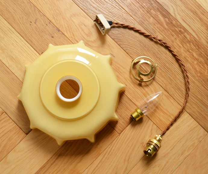 ペンダントライト 照明・ライティング フランスアンティーク照明、色つきガラスのペンダントライト(コード・シャンデリア電球・ギャラリーA付き)。ガラスシェード、コード、電球1個、ギャラリーを全てセットでお届けするので、届いてすぐに取り付けられます。(x-704-z)