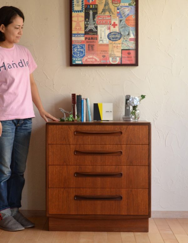 G-PLAN(Gプラン)　アンティーク家具　チーク材のカッコいいヴィンテージ家具、G-PLANの4段チェスト。普通のチェストより小さめのチェスト。(x-705-f)