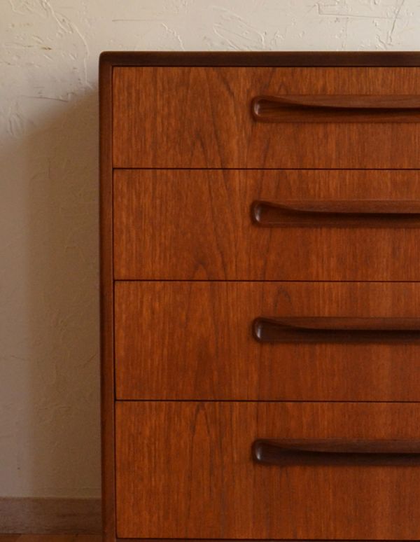 G-PLAN(Gプラン)　アンティーク家具　チーク材のカッコいいヴィンテージ家具、G-PLANの4段チェスト。リビングで電話などの置き場所として使っても最適です。(x-705-f)