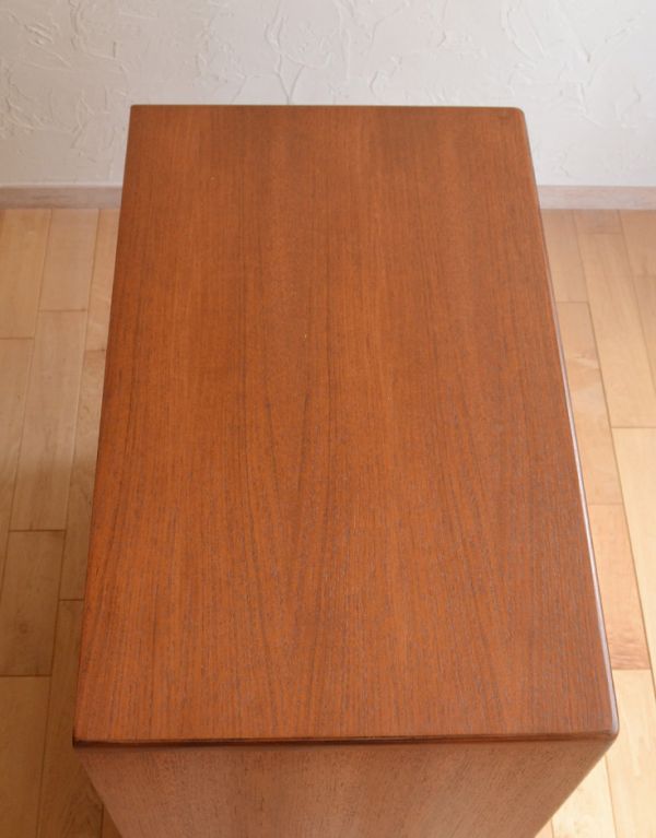 G-PLAN(Gプラン)　アンティーク家具　チーク材のカッコいいヴィンテージ家具、G-PLANの4段チェスト。天板もキレイな状態です。(x-705-f)