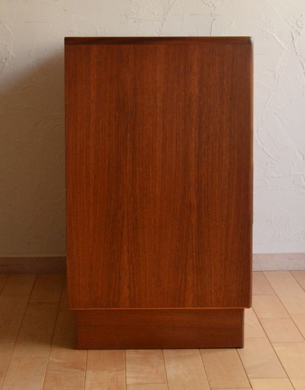 G-PLAN(Gプラン)　アンティーク家具　チーク材のカッコいいヴィンテージ家具、G-PLANの4段チェスト。サイドから見るとスッキリシンプル。(x-705-f)