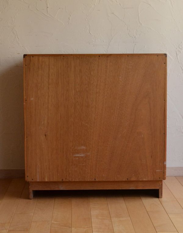 G-PLAN(Gプラン)　アンティーク家具　チーク材のカッコいいヴィンテージ家具、G-PLANの4段チェスト。きちんとメンテナンスしてあるので、裏側もキレイです。(x-705-f)