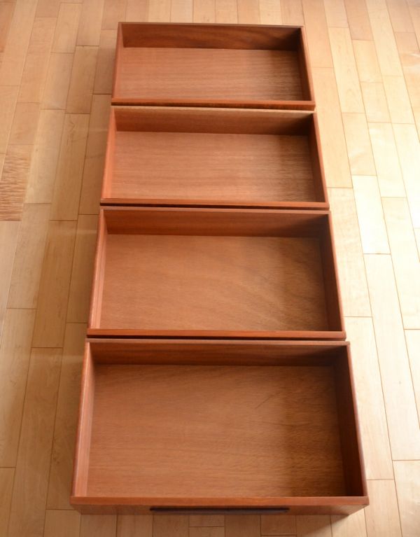 G-PLAN(Gプラン)　アンティーク家具　チーク材のカッコいいヴィンテージ家具、G-PLANの4段チェスト。引き出しは４杯。(x-705-f)