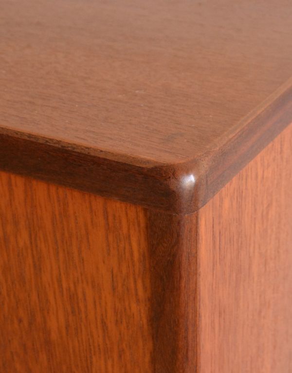 G-PLAN(Gプラン)　アンティーク家具　チーク材のカッコいいヴィンテージ家具、G-PLANの4段チェスト。角が丸いので小さなお子様がいるお家でも安心してお使いいただけます。(x-705-f)