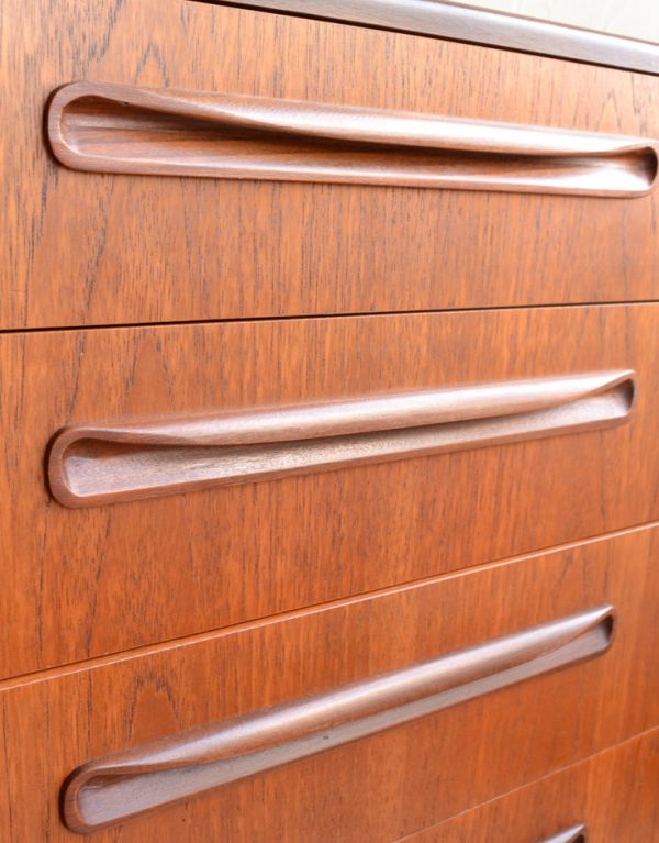 G-PLAN(Gプラン)　アンティーク家具　チーク材のカッコいいヴィンテージ家具、G-PLANの4段チェスト。シンプルでカッコいい取っ手。(x-705-f)