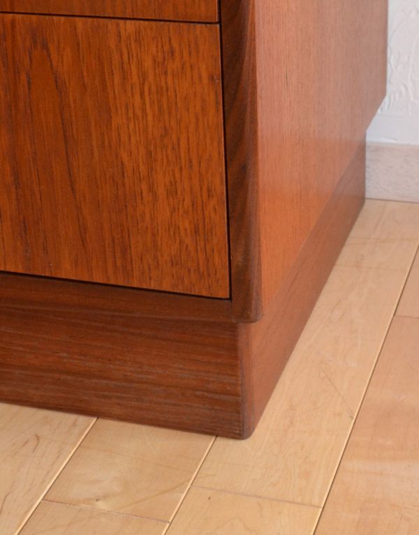 G-PLAN(Gプラン)　アンティーク家具　チーク材のカッコいいヴィンテージ家具、G-PLANの4段チェスト。脚は床に付いたデザインです。(x-705-f)