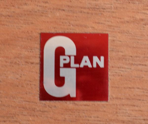 G-PLAN(Gプラン)　アンティーク家具　チーク材のカッコいいヴィンテージ家具、G-PLANの4段チェスト。『G-PLAN』のロゴシールがキレイに残っていました。(x-705-f)