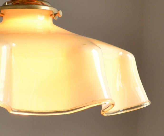 ペンダントライト　照明・ライティング　フランスで見つけた照明、色つきガラスのペンダントライト（コード・シャンデリア電球・ギャラリーA付き）。シェードから漏れる光に癒されます。(x-705-z)