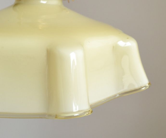 ペンダントライト　照明・ライティング　フランスで見つけた照明、色つきガラスのペンダントライト（コード・シャンデリア電球・ギャラリーA付き）。シェードは、アンティークのため、誤差があったり、キズ、汚れが入っている場合もあります。(x-705-z)